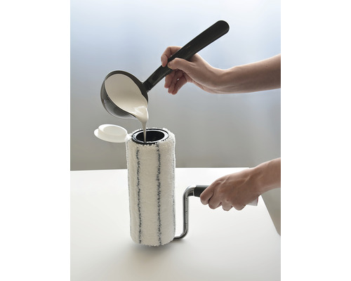 Osoba nalévá barvu do válečku.