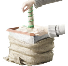 Upevnění kmene stromu do květináče s jutou