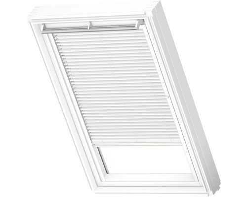 Střešní okno se žaluzií pro regulaci světla