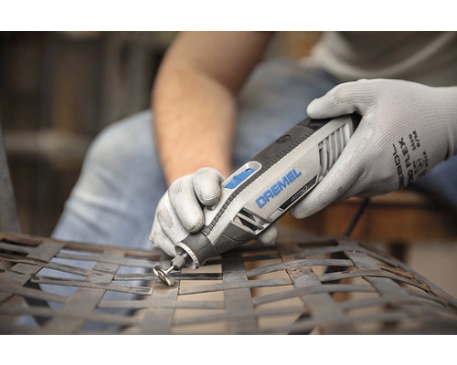 Multifunkční nástroj Dremel 4250 používaný na kovové mřížce