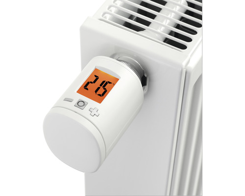Digitální termostat topení namontovaný na radiátoru