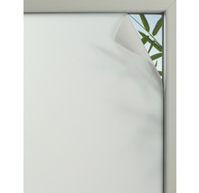 Okno s nainstalovanou fólií na ochranu soukromí