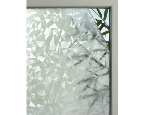 Okno s fólií na ochranu soukromí v geometrickém designu.