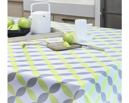 Obrus s geometrickým vzorem na kuchyňském stole s nádobím a jablky