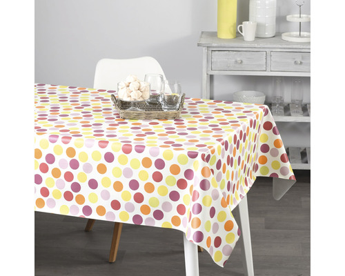 Stůl s tečkovaným ubrusem a nádobím