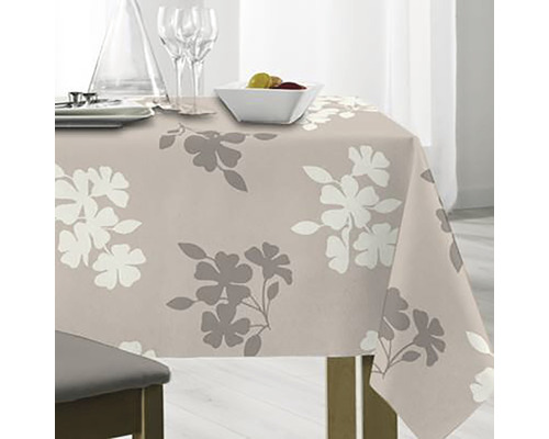 Stůl s béžovým ubrusem s květinovým vzorem