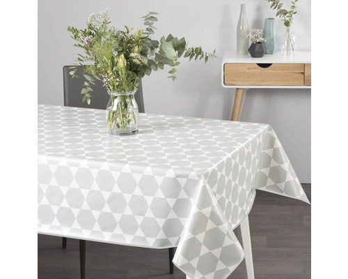 Stůl s ubrus z voskovaného plátna s geometrickým vzorem v jídelně