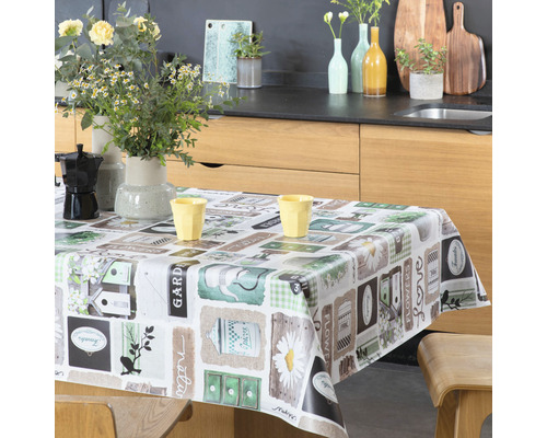 Stolní scéna se zahradním ubrusem, žlutými šálky a květinami