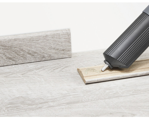 Upevnění dřevěné podlahové lišty lepidlem z kartuše