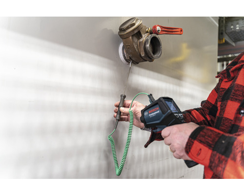 Osoba používá termokameru Bosch k měření teploty ventilu.