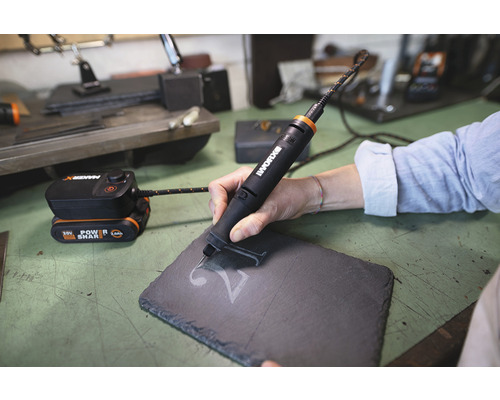 Gravírovací nástroj používaný na břidlicové desce k vytvoření čísla.