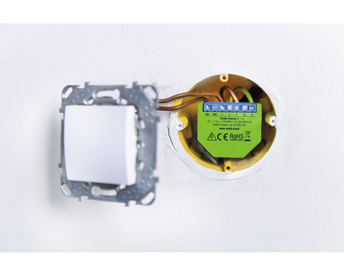 Nainstalovaný stmívač Shelly Dimmer 2 vedle vypínače