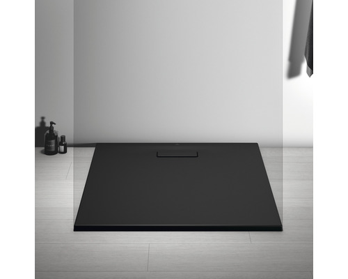 Černá sprchová vanička v koupelně