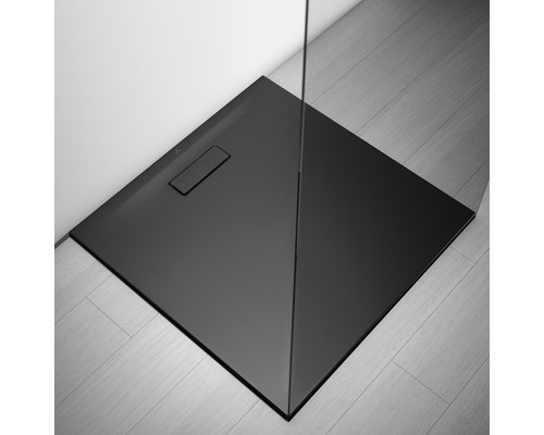 Černá sprchová vanička v koupelně.