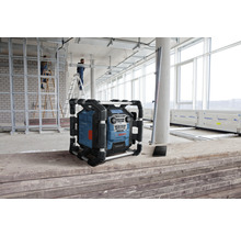 Staveništní rádio Bosch na staveništi se stavebními dělníky a stavebními materiály