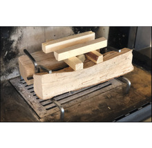 Palivové dřevo a podpalové dřevo na krbové mřížce