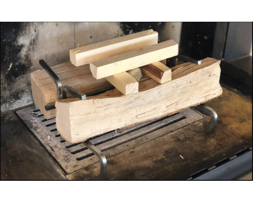 Palivové dřevo a podpalové dřevo na krbové mřížce