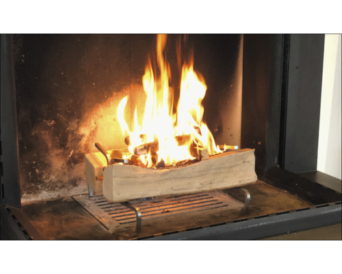 Hořící dřevo v krbu