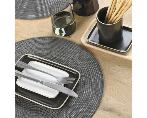 Dekorace stolu s prostíráním, nádobím a příbory na dřevěném stole