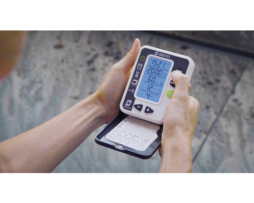 Osoba drží v rukou zavlažovací regulátor Geka a ovládá jej.