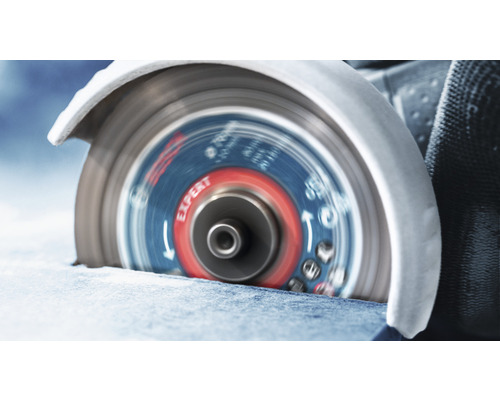 Rozbrušovací pila v provozu