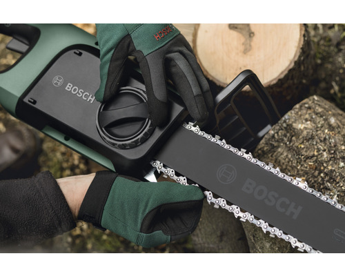 Ovládání řetězové pily Bosch s ochrannými rukavicemi.