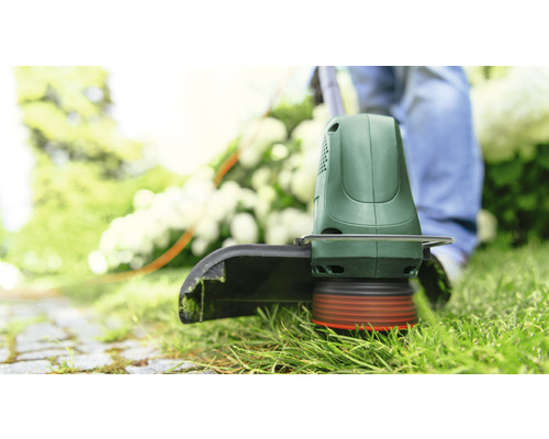 Strunová sekačka používaná na trávníku.