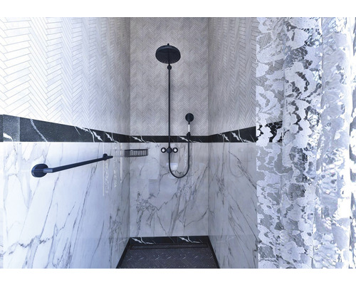 Koupelna s mramorovými obklady, sprchovou baterií a držákem na ručníky