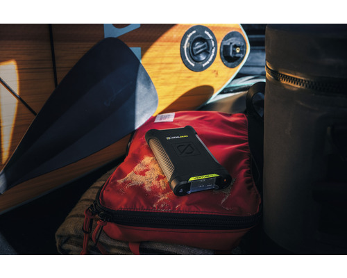 Logo Goal Zero Venture 75 Powerbank na červené tašce, v pozadí pádlo a paddleboard