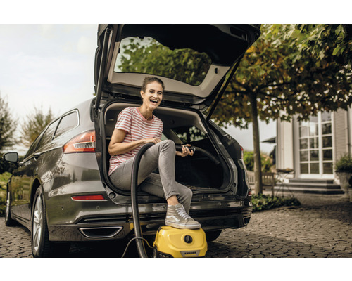 Žena používá vysavač Kärcher k čištění svého auta