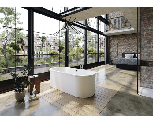 Koupelna s volně stojící vanou, velkým oknem a loftovým prostorem s postelí