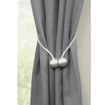 Šedý závěs se stříbrnou magnetickou sponou