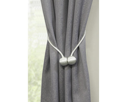Šedý závěs se stříbrnou magnetickou sponou