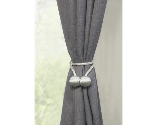 Šedý závěs s magnetickou sponou