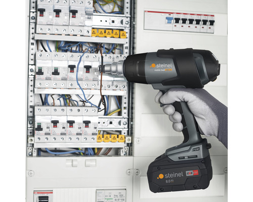 Akumulátorová horkovzdušná pistole používaná na rozvodné skříni.