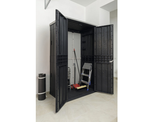 Otevřená skříň na nářadí s žebříkem a zahradním nářadím