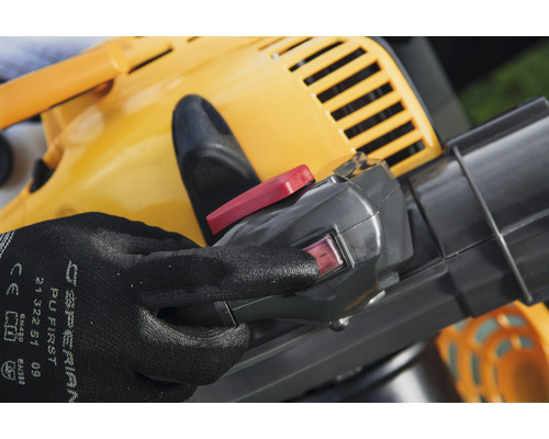 Detailní záběr žlutého vysavače listí s rukou na spínači