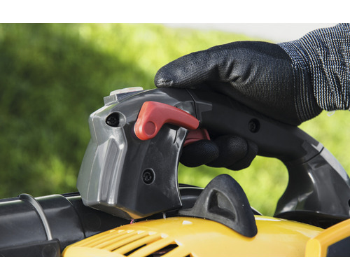 Ovládání žlutého vysavače listí v rukavicích