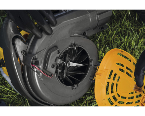 Rozložený drtič na trávníku s viditelnou čepelí rotoru