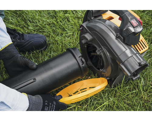 Fukar na listí s namontovaným příslušenstvím na trávníku