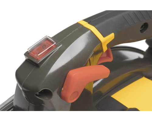 Detailní záběr spínače a rukojeti zahradního nářadí