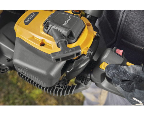 Detailní záběr nůžek na živý plot se startovacím tlačítkem a vypínačem