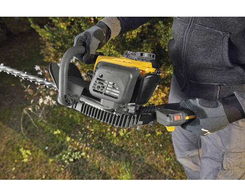 Osoba obsluhuje nůžky na živý plot pro stříhání živých plotů