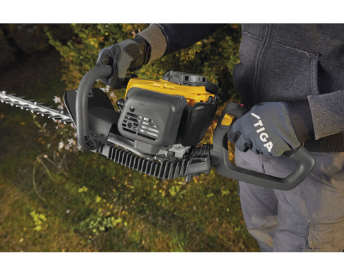 Osoba drží nůžky na živý plot.