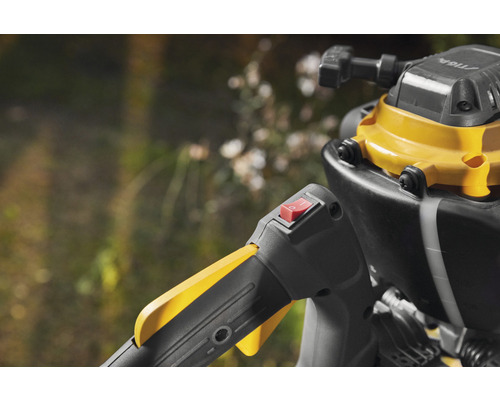 Detailní záběr vyžínače s vypínačem a rukojetí