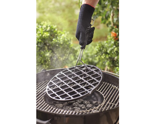Gril s dřevěným uhlím, zvedákem grilovacího roštu a grilovací rukavicí