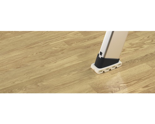 Noha žebříku na dřevěné podlaze