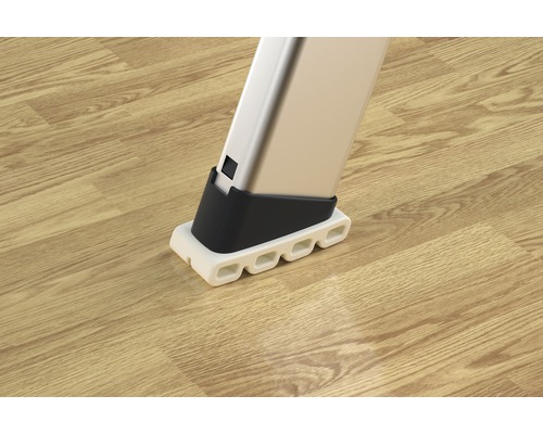 Detailní pohled na nohu žebříku na dřevěné podlaze.