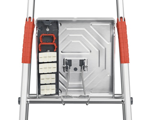 Detailní pohled na schůdky s odkládací plochou