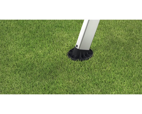 Detail nohy altánu na trávníku